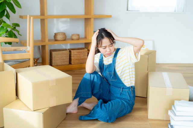 引越しの準備に困っている女性